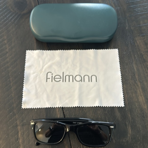 Black sunglasses with sleek design and protective case - Picture 6 of 7